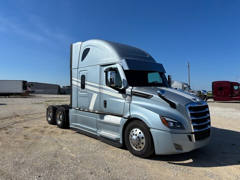 Freightliner CASCADIA Vehicle Full-screen Gallery Image 03
