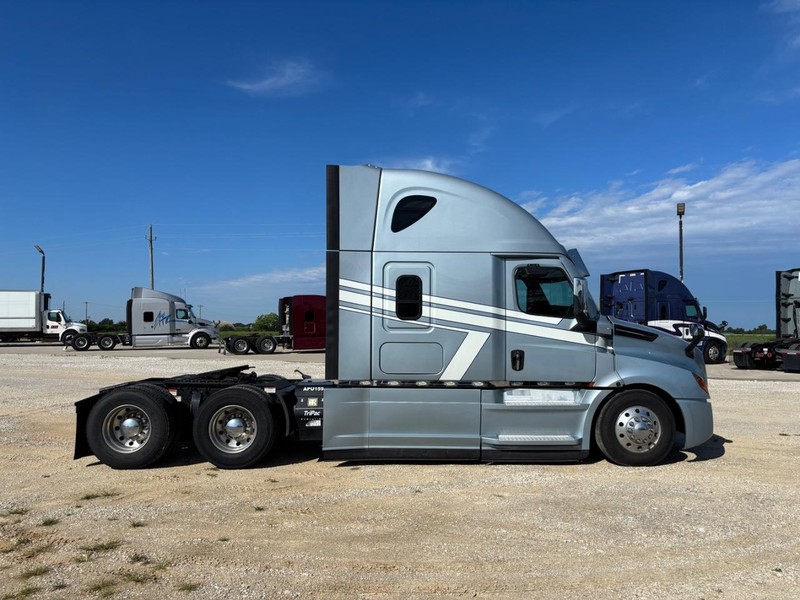 Freightliner CASCADIA Vehicle Full-screen Gallery Image 04
