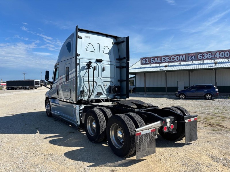 Freightliner CASCADIA Vehicle Full-screen Gallery Image 05