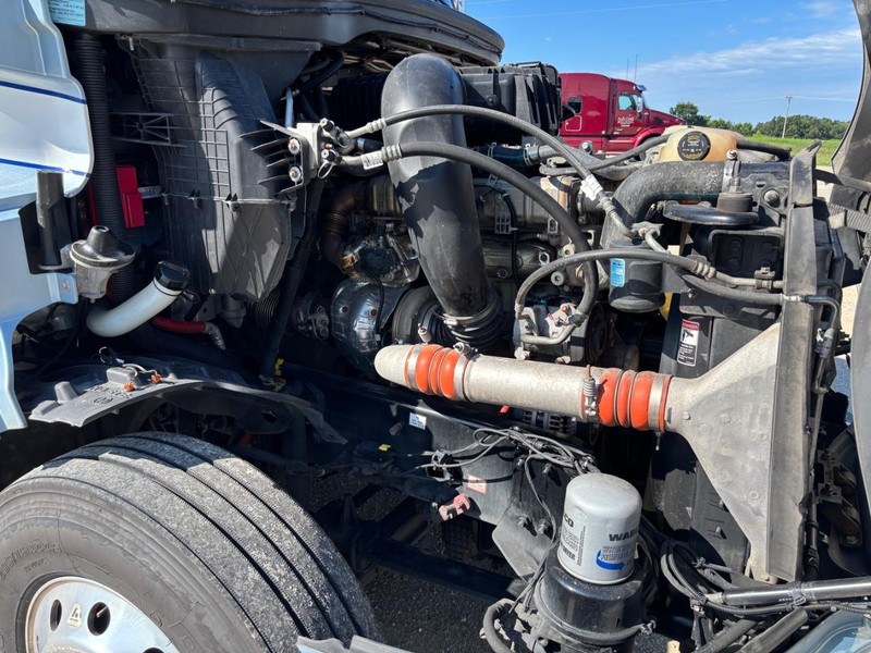 Freightliner CASCADIA Vehicle Full-screen Gallery Image 09