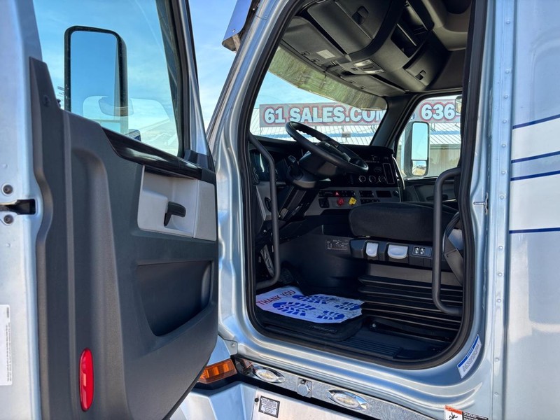 Freightliner CASCADIA Vehicle Full-screen Gallery Image 10