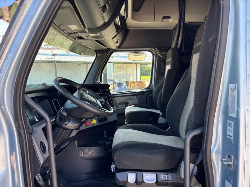 Freightliner CASCADIA Vehicle Full-screen Gallery Image 11