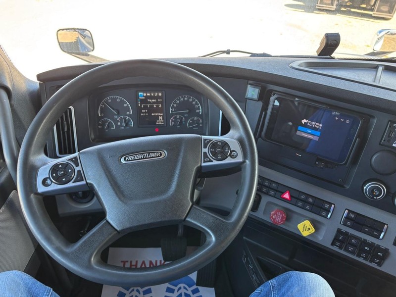 Freightliner CASCADIA Vehicle Full-screen Gallery Image 12