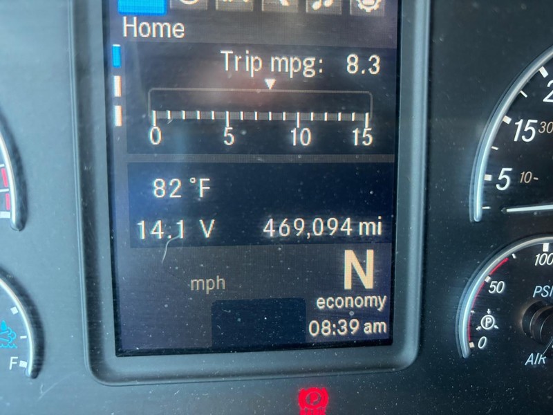 Freightliner CASCADIA Vehicle Full-screen Gallery Image 13