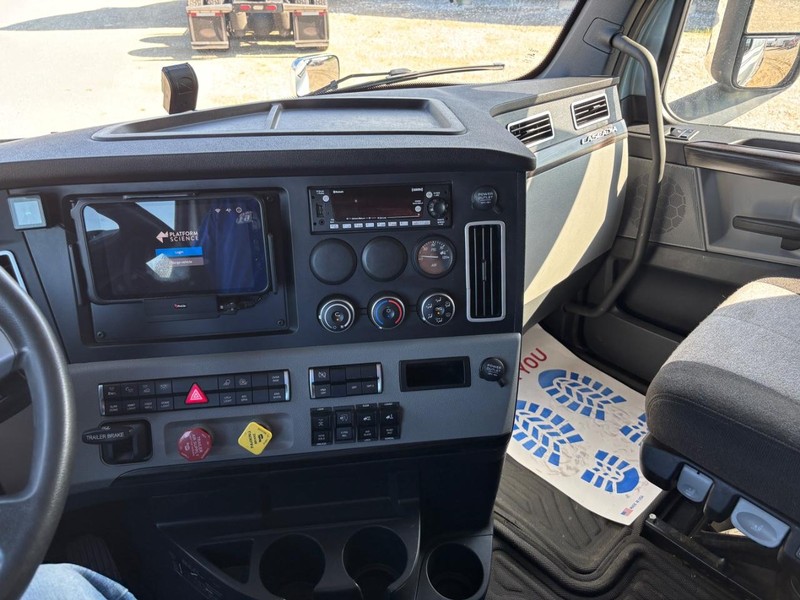 Freightliner CASCADIA Vehicle Full-screen Gallery Image 14