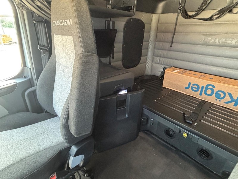 Freightliner CASCADIA Vehicle Full-screen Gallery Image 15