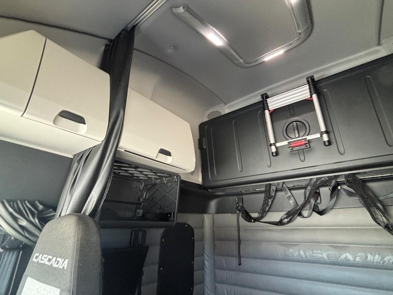 Freightliner CASCADIA Vehicle Full-screen Gallery Image 16