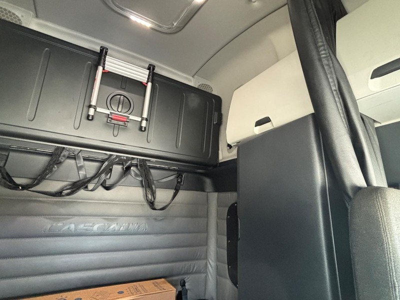 Freightliner CASCADIA Vehicle Full-screen Gallery Image 17