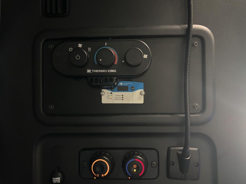 Freightliner CASCADIA Vehicle Full-screen Gallery Image 19