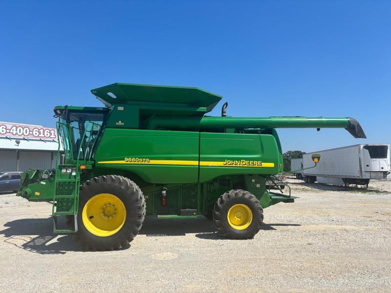 John Deere 9660STS Vehicle Full-screen Gallery Image 02
