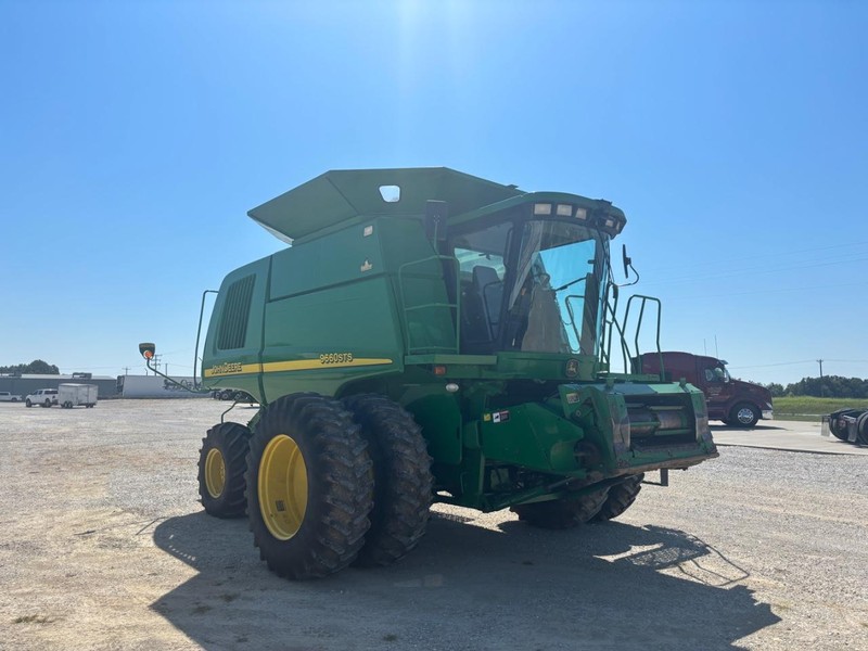 John Deere 9660STS Vehicle Full-screen Gallery Image 04