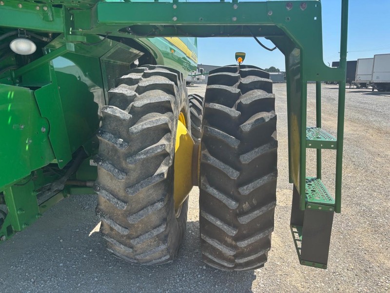 John Deere 9660STS Vehicle Full-screen Gallery Image 09