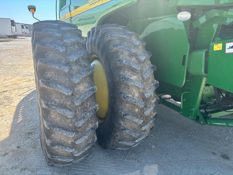 John Deere 9660STS Vehicle Full-screen Gallery Image 10