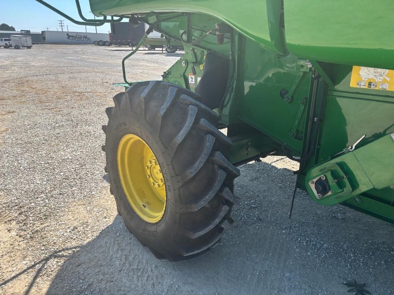 John Deere 9660STS Vehicle Full-screen Gallery Image 12