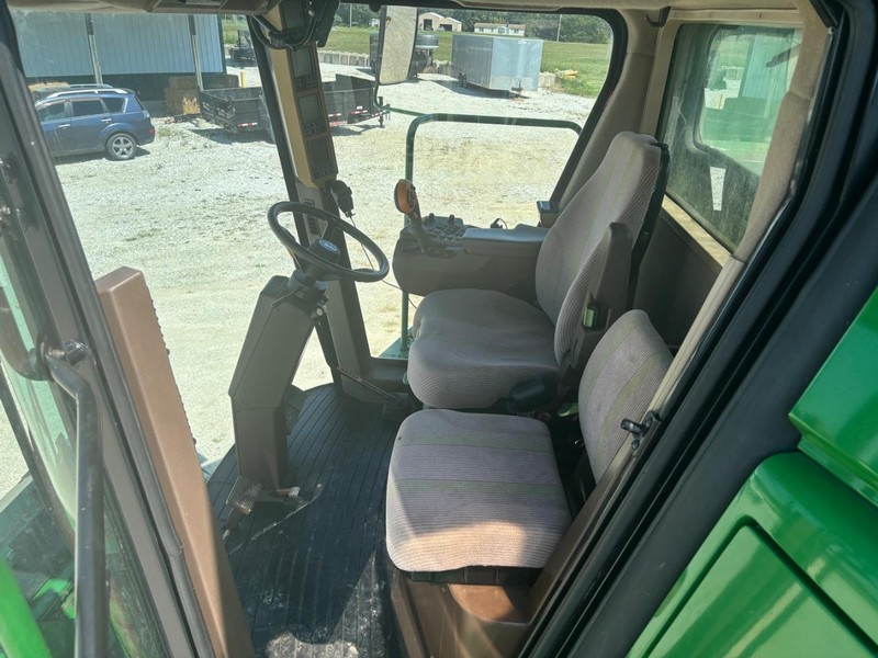 John Deere 9660STS Vehicle Full-screen Gallery Image 14