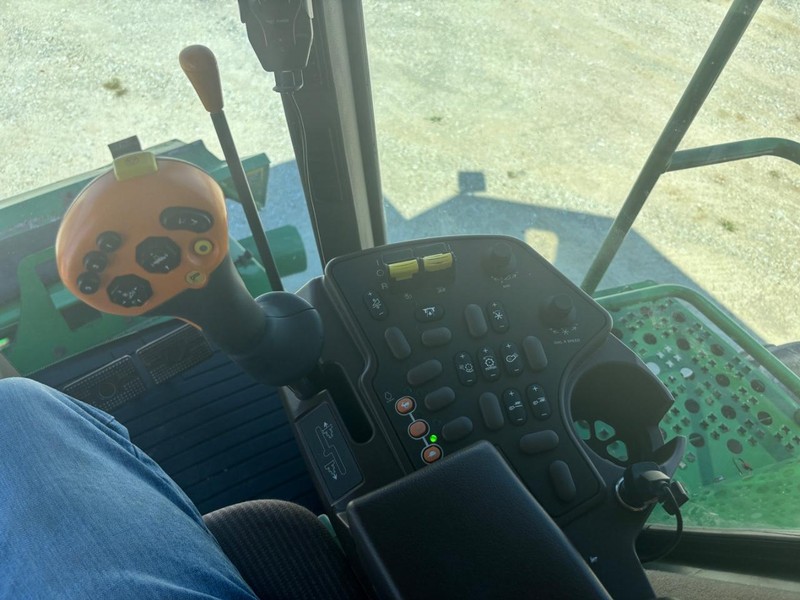 John Deere 9660STS Vehicle Full-screen Gallery Image 16