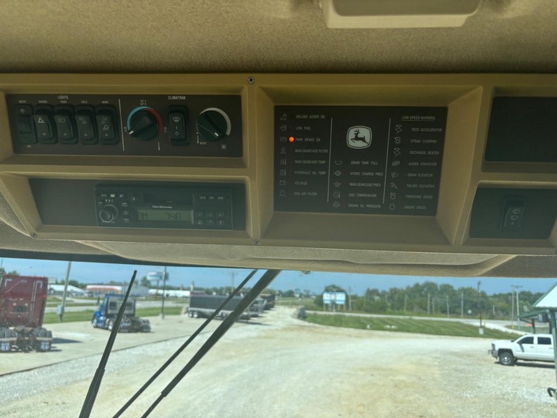 John Deere 9660STS Vehicle Full-screen Gallery Image 19