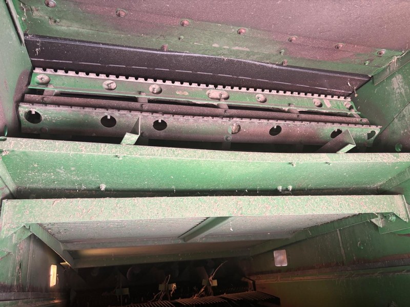 John Deere 9660STS Vehicle Full-screen Gallery Image 23