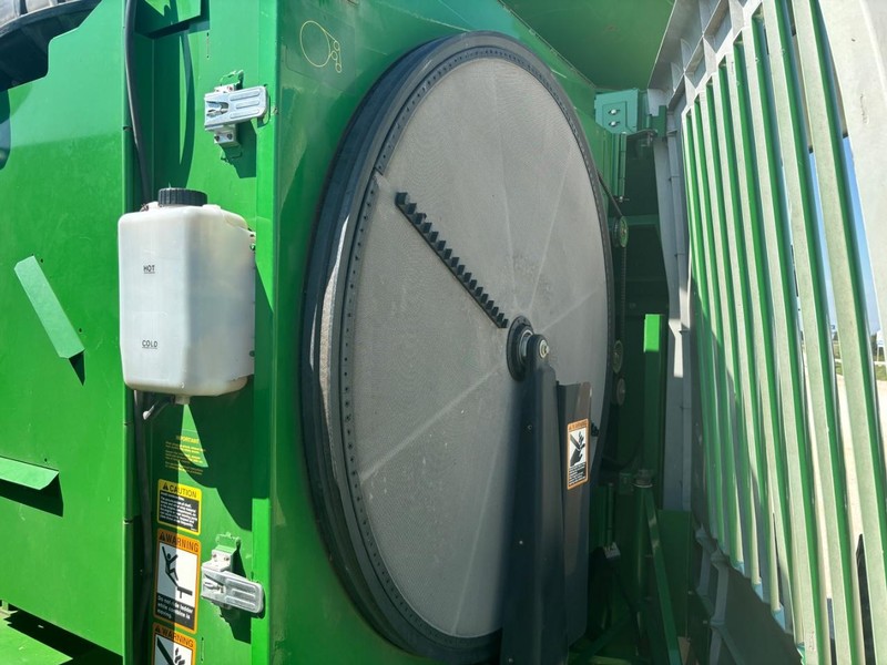 John Deere 9660STS Vehicle Full-screen Gallery Image 27