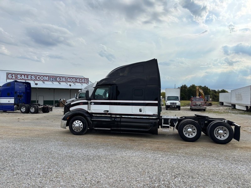 Peterbilt 579 ULTRALOFT Vehicle Full-screen Gallery Image 01