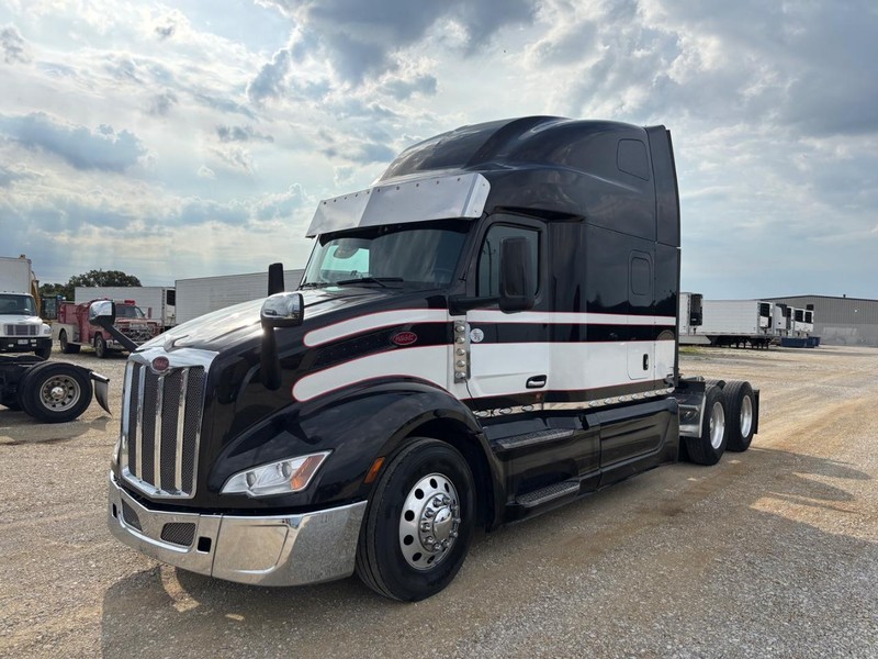 Peterbilt 579 ULTRALOFT Vehicle Full-screen Gallery Image 02