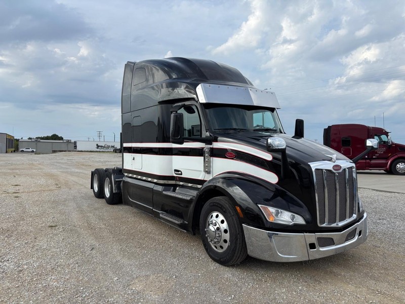 Peterbilt 579 ULTRALOFT Vehicle Full-screen Gallery Image 03