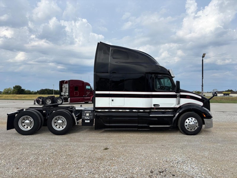 Peterbilt 579 ULTRALOFT Vehicle Full-screen Gallery Image 04