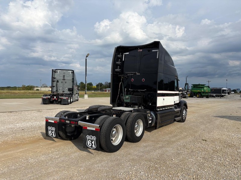 Peterbilt 579 ULTRALOFT Vehicle Full-screen Gallery Image 05