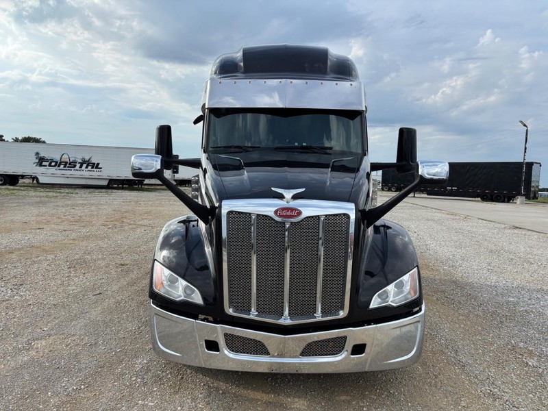 Peterbilt 579 ULTRALOFT Vehicle Full-screen Gallery Image 07