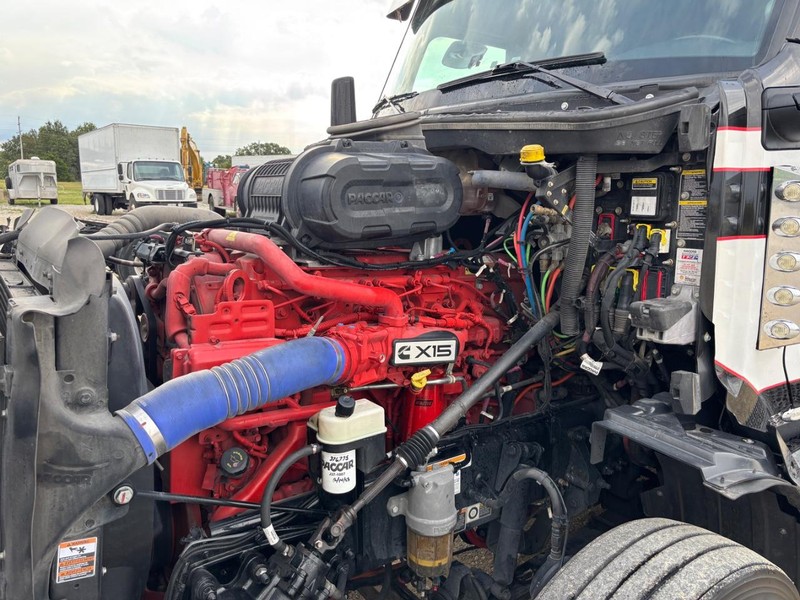 Peterbilt 579 ULTRALOFT Vehicle Full-screen Gallery Image 10
