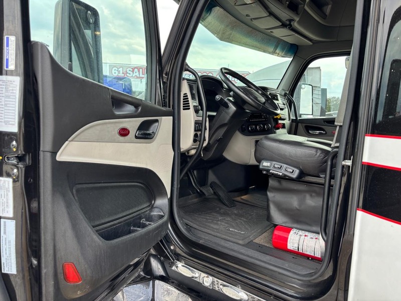 Peterbilt 579 ULTRALOFT Vehicle Full-screen Gallery Image 11