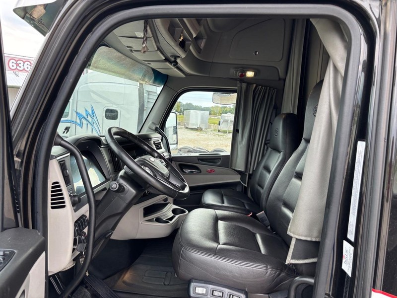 Peterbilt 579 ULTRALOFT Vehicle Full-screen Gallery Image 12