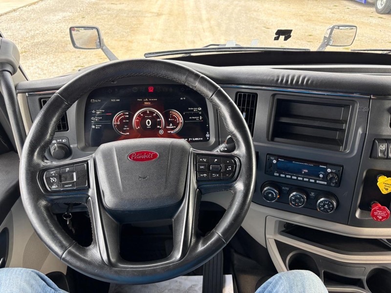 Peterbilt 579 ULTRALOFT Vehicle Full-screen Gallery Image 13