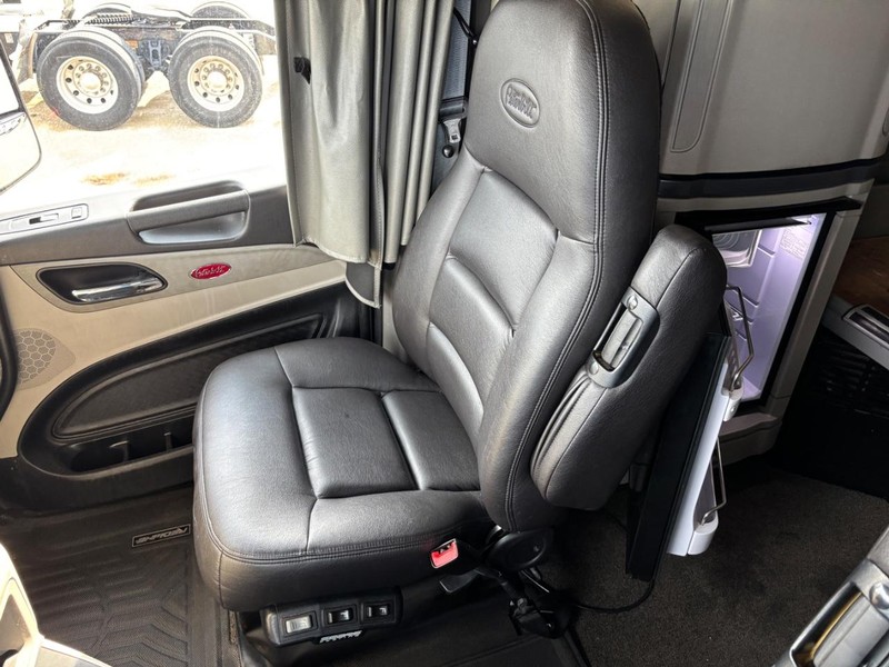 Peterbilt 579 ULTRALOFT Vehicle Full-screen Gallery Image 16