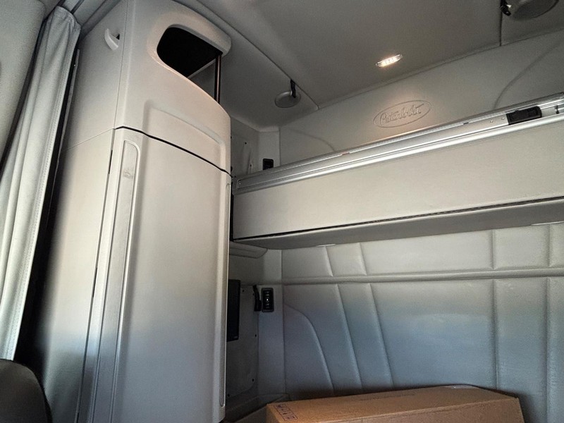 Peterbilt 579 ULTRALOFT Vehicle Full-screen Gallery Image 18