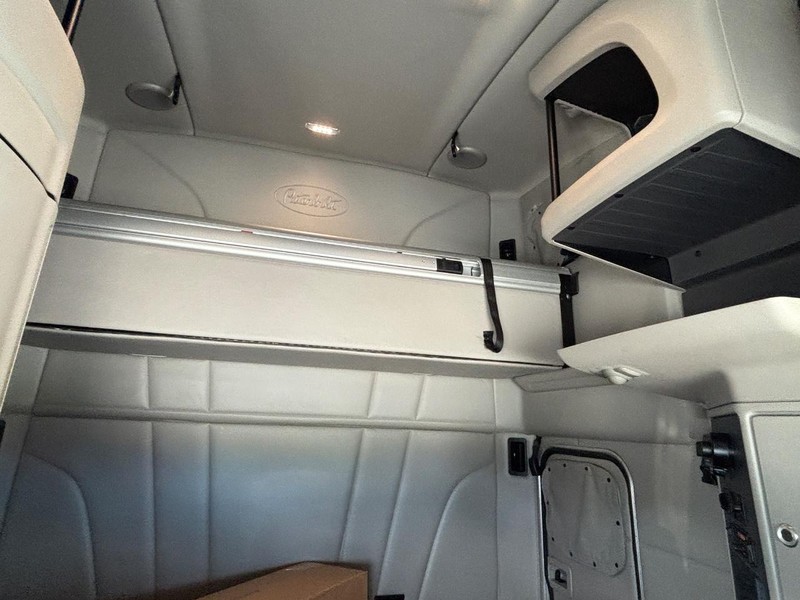 Peterbilt 579 ULTRALOFT Vehicle Full-screen Gallery Image 20