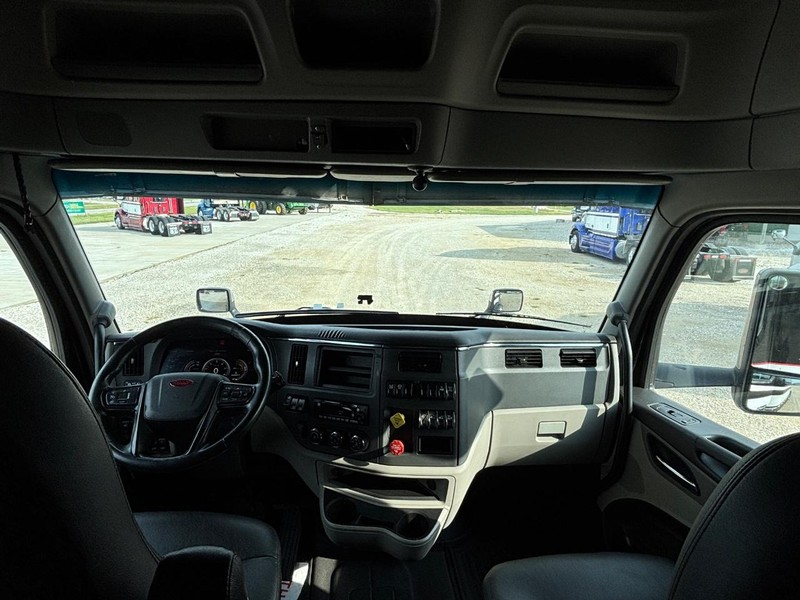 Peterbilt 579 ULTRALOFT Vehicle Full-screen Gallery Image 23