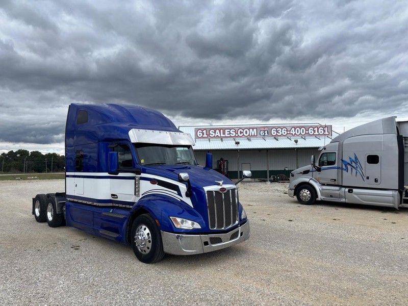 Peterbilt 579 ULTRALOFT Vehicle Full-screen Gallery Image 01