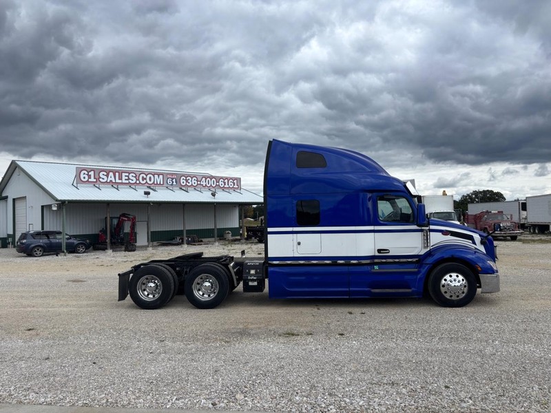 Peterbilt 579 ULTRALOFT Vehicle Full-screen Gallery Image 02