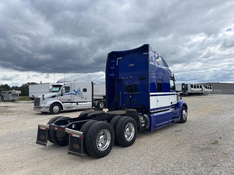 Peterbilt 579 ULTRALOFT Vehicle Full-screen Gallery Image 03