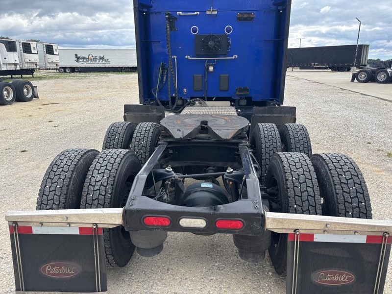Peterbilt 579 ULTRALOFT Vehicle Full-screen Gallery Image 04