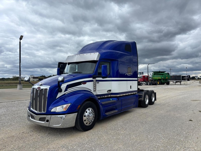 Peterbilt 579 ULTRALOFT Vehicle Full-screen Gallery Image 05