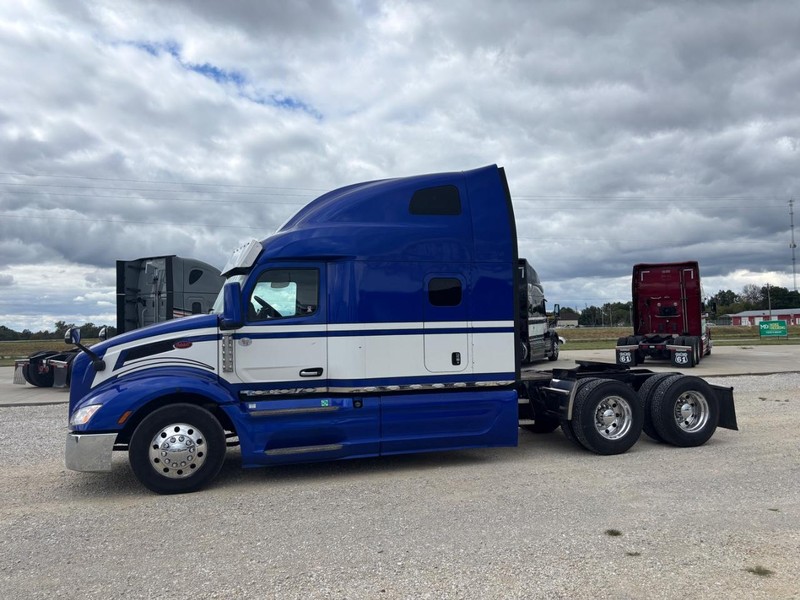 Peterbilt 579 ULTRALOFT Vehicle Full-screen Gallery Image 06