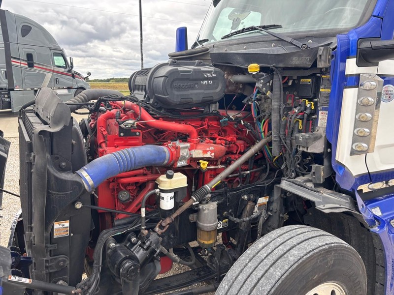 Peterbilt 579 ULTRALOFT Vehicle Full-screen Gallery Image 07
