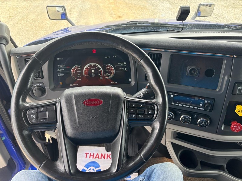 Peterbilt 579 ULTRALOFT Vehicle Full-screen Gallery Image 11