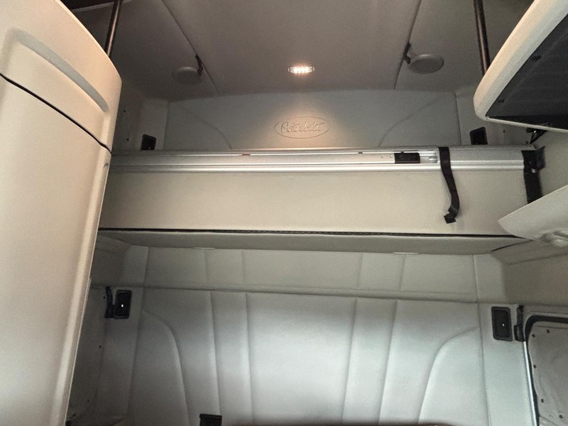 Peterbilt 579 ULTRALOFT Vehicle Full-screen Gallery Image 15