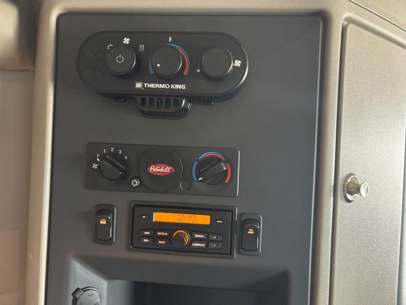 Peterbilt 579 ULTRALOFT Vehicle Full-screen Gallery Image 17