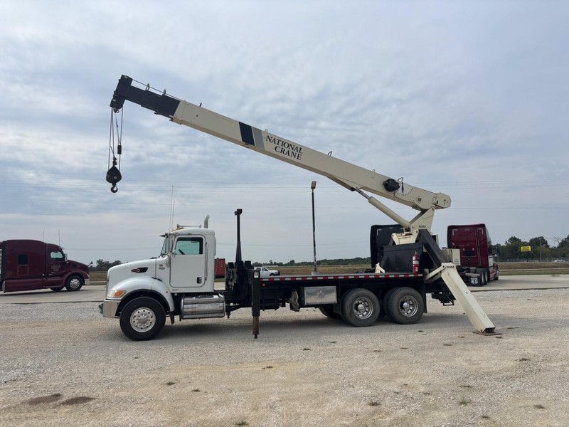 Peterbilt 335 Vehicle Full-screen Gallery Image 01