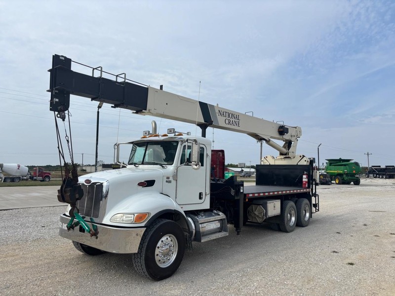 Peterbilt 335 Vehicle Full-screen Gallery Image 03