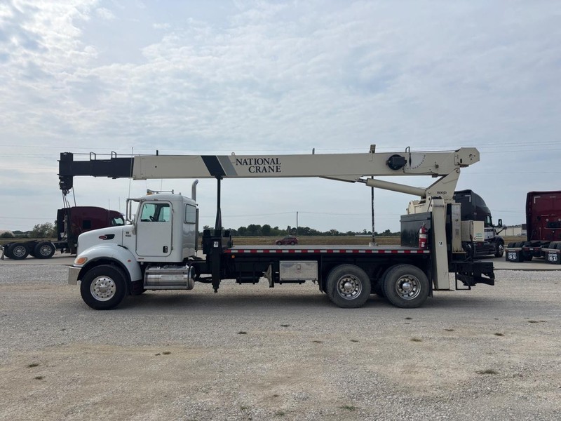 Peterbilt 335 Vehicle Full-screen Gallery Image 04